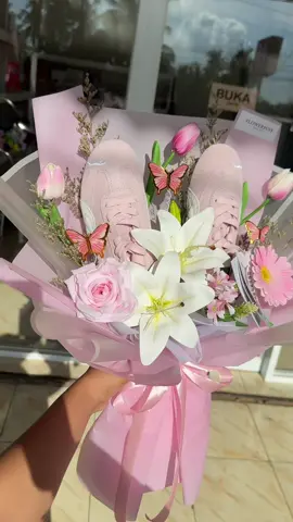 buket sepatu pink cantik bangett yaa, wanita mana yang beruntung itu😭  lokasi : sebrang vapedo store paal 5 kota baru #jambi #buketsepatu #pumaspeedcat #pink #flower 