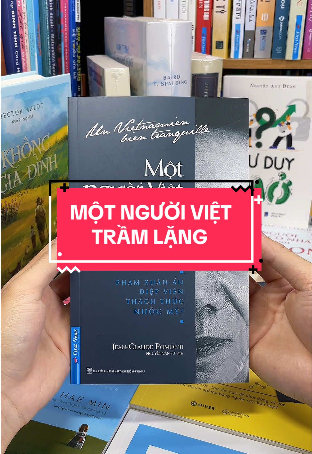 Một Người Việt Trầm Lặng – Bí mật cuộc đời Phạm Xuân Ẩn - điệp viên khiến cả CIA cũng phải kính nể. Đây không chỉ là một cuốn tiểu sử, mà là bức chân dung sống động về Phạm Xuân Ẩn – người mang vỏ bọc ký giả Mỹ nhưng thực chất là “đôi mắt trong phòng tác chiến” của quân đội Việt Nam. Claude Pomonti – phóng viên từng bị trục xuất khỏi Sài Gòn vì dám nói lên sự thật về chiến tranh – đã khắc họa Phạm Xuân Ẩn như một điệp viên kiệt xuất, đồng thời là một trí tuệ sắc sảo, một nhân cách khiêm cung khiến cả bạn lẫn thù đều kính nể. Cuốn sách cuốn hút như một tiểu thuyết trinh thám, hé lộ những “nước cờ” tình báo ngoạn mục, đồng thời tái hiện không khí Sài Gòn thập niên 1960–1970 – như một tư liệu quý giá của lịch sử. Nếu bạn muốn hiểu rõ hơn về trí tuệ, bản lĩnh và tinh thần ái quốc của Phạm Xuân Ẩn – biểu tượng Việt Nam khiến cả thế giới nghiêng mình – thì Một Người Việt Trầm Lặng chính là cuốn sách bạn không thể bỏ qua! #tiemsachbinhyen #BookTok #sach #sachhay #motnguoiviettramlang 