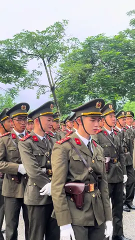 Thầy đang dặn dò, động viên, khích lệ tinh thần các chú trong ngày đi diễu binh 2/9 nè 🇻🇳❤️ #a80 #2thang9 #dieubinh #vihoangtheduyet #anninhnhandan 