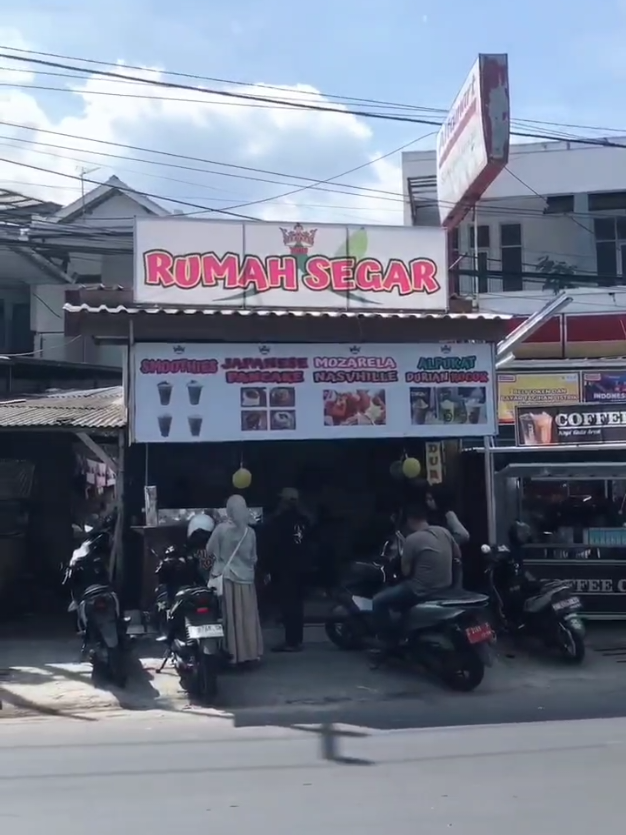 mimin rekomendasikan tempat jajan yg enak nih😍 Merk : Rumah segar twin  Nama Menu : Japanese pancake , alpuket/durian kocok, smoties, mozarella nashville Rate Harga : 10-25k Alamat : Jl. Merdeka No.61, Jayaraga, Kec. Tarogong Kidul, Kabupaten Garut, Jawa Barat 44151 No tlp :  082210108291  ig : @rumah.segartwin tiktok  : @rumahsegartwin Jam buka : senin- sabtu 10pagi-10malam  minggu jam 8pagi-9malam #rumahsegartwin #garut #kulinergarut #jajanangarut #kerkopgarut 