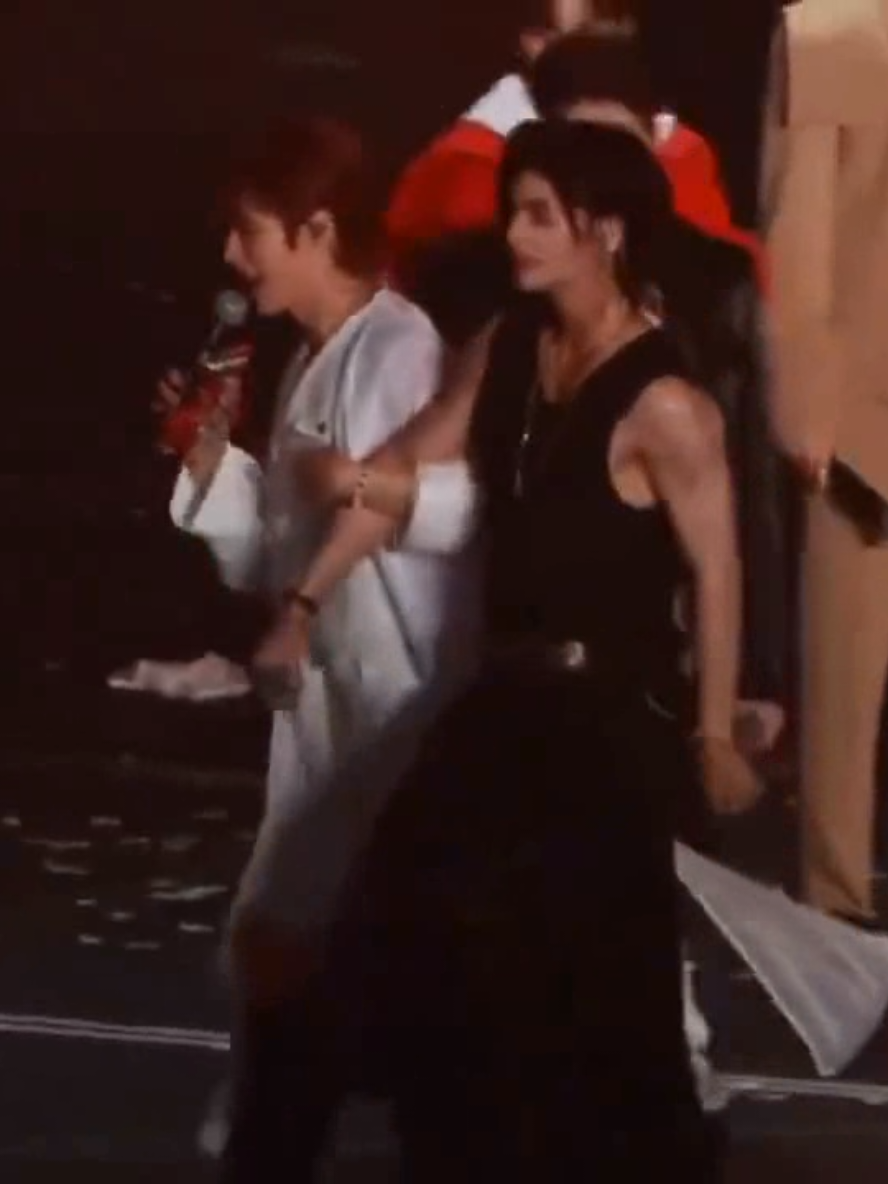 Check out these divas! #leeknow #hyunjin #hyunho #straykids #skz 