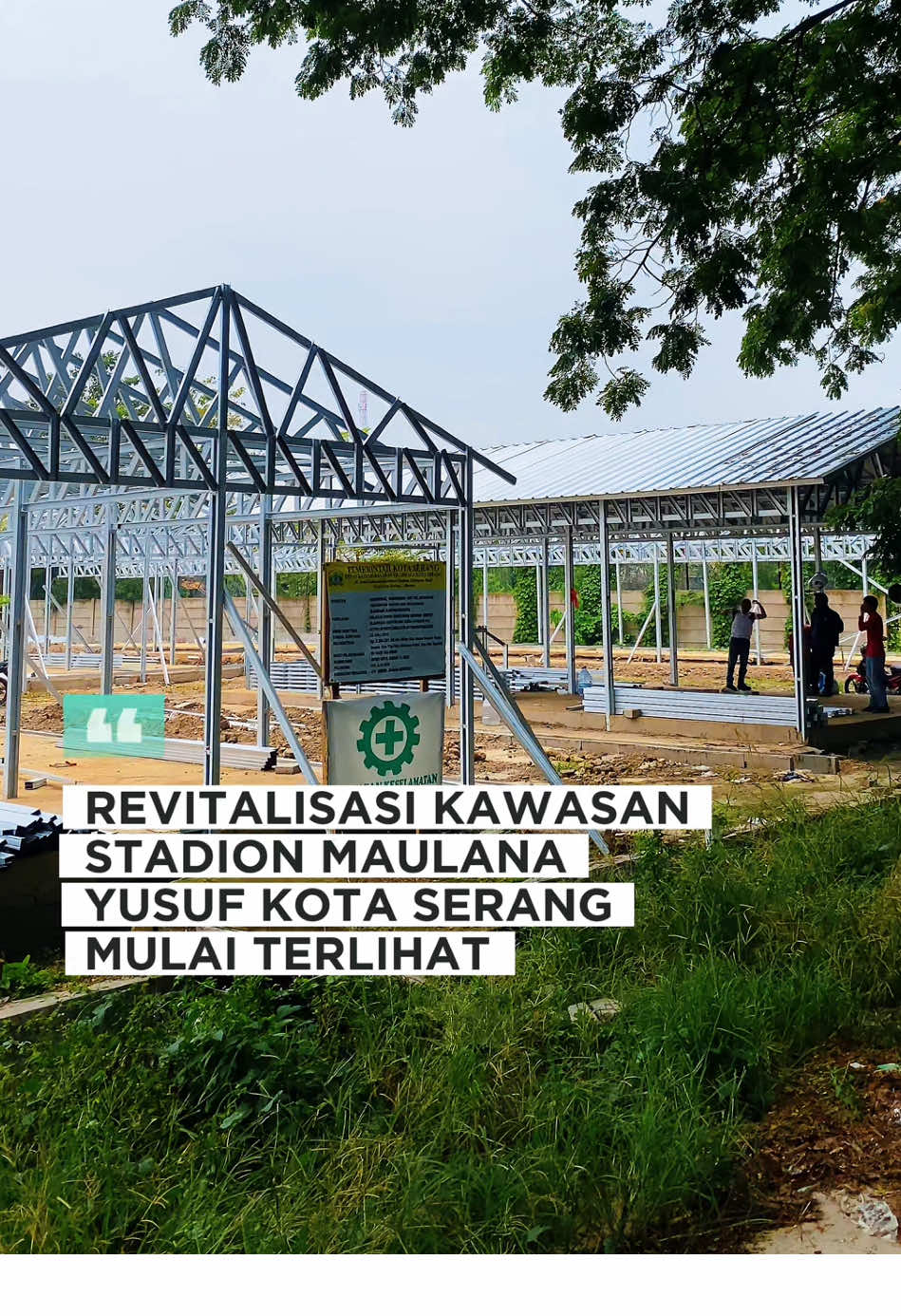 [Berita Serang] Revitalisasi kawasan Stadion Maulana Yusuf Kota Serang mulai terlihat, salah satu yang sedang dilakukan adalah  pembangunan area food court untuk para pedagang di kawasan Stadion Maulana Yusuf Kota Serang. Semoga langkah awal tahap pembangunan ini menjadi sinyal positif untuk pembangunan kawasan Stadion Maulana Yusuf Kota Serang. #serangfyp #lebihtauserang #kotaserang #infoserang #netizenserang 