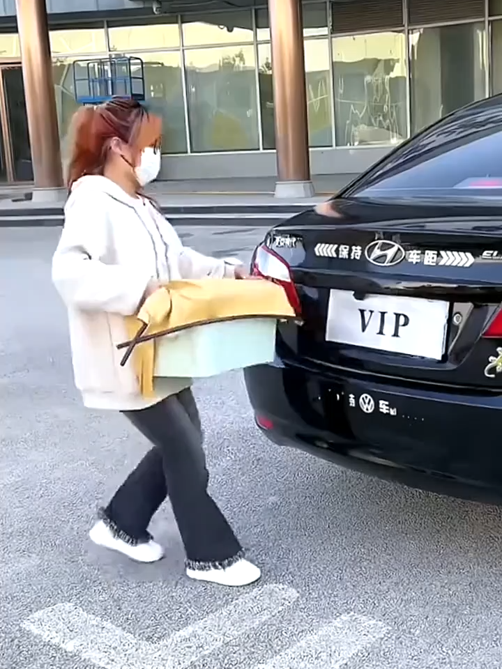 有了这个弹簧升举器，后备箱手动变自动#弹簧生举器 #高性能实用工具 #汽车尾箱自动弹升器 #实用工具