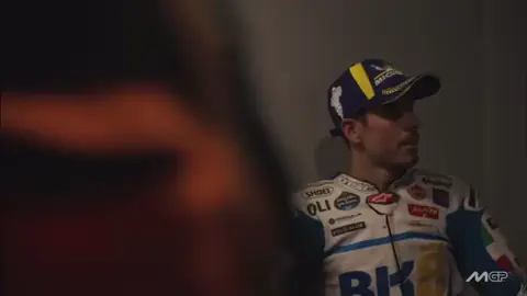 TIGA POIN PENENTU JUARA: Percakapan santai Marquez Bersaudara▪️ Alex Marquez: Untuk jadi juara dunia, berapa poin lebih banyak yang dia butuhkan dariku? Wartawan: Tiga. Alex Marquez: Hanya tiga? Marc Marquez: Kamu tidak punya kesempatan. Alex Marquez: Ayolah, Bro! Sisakan sesuatu untukku! Biarkan aku punya sesuatu! Alex Marquez: Jadi, jika dia mencetak tiga poin lebih banyak dariku selama akhir pekan, dia menjadi juara? Itu terlalu mudah. Marc Marquez: Maksudmu mudah? Alex Marquez: Kupikir dia butuh 20 atau semacamnya, entahlah. Marc Marquez: Tidak mudah, Bro. Aku harus finis di depanmu.#ChampionshipPoint #alexmarquez #MarcMarquez #JapaneseGP 