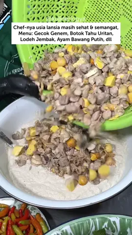 Keren bangeeet!! Pengalaman masak udah 40 tahun lebih sampai ke Hongkong loooh, dibilang enak sm Chef Renata! __ 🏠 Kedai Makan Mbak Pesta (IG: @kedai_mbakpesta ) 📍 Lokasi baru: Pakemgede, Pakembinangun, Kec. Pakem, Kabupaten Sleman, Daerah Istimewa Yogyakarta (Gmaps: Kedai Makan Mbak Pesta) __ #kulinerjogja #kulinerjogya #gecokgenem #botoktahuuritan  #jogjaistimewa          