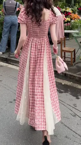 ✨ Tampil anggun dengan sentuhan manis ala vintage! ✨ Gaun motif kotak merah dengan detail tulle putih ini bikin kamu terlihat elegan, feminim, sekaligus fresh. 🌸 Cocok dipakai untuk jalan santai, hangout cantik, atau acara spesial yang butuh sentuhan girly. 💖 Detail puff sleeve + potongan A-line bikin badan terlihat lebih ramping dan menawan. 💖 Kain adem & ringan, nyaman dipakai seharian. ✨ Bikin setiap langkahmu lebih berkesan dengan gaun ini! ✨ #OOTD #GaunCantik #VintageStyle #GirlyLook #fashionkekinian 