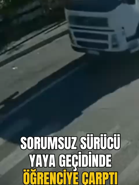 Sorumsuz sürücü yaya geçidinde öğrenciye çarptı! Zonguldak’ın Kilimli İlçesi’nde Karadon istikametinde meydana gelen kazada yaya geçidinden koşarak geçen çocuğa araç çarptı. Çarpmanın etkisiyle yere yığılan çocuk dakikalarca hareketsiz kaldı. Çevredekilerin 112 Sağlık ekiplerine haber vermesiyle olay yerine gelen sağlık ekipleri ilk müdahalenin ardından talihsiz çocuğu BEUN Tıp Fakültesi’ne sevk etti. Olayla ilgili inceleme başlatıldı. #tiktok #shorts #keşfett #gündem #haber #ZonguldakHaber #türkiye #kozlu #devrek #çaycuma #kilimli