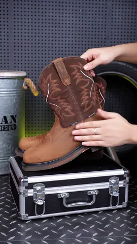 Botas para el trabajo. Tu cuales recomiendas? #construction #construccion #landscape #landscaping #jardineros  