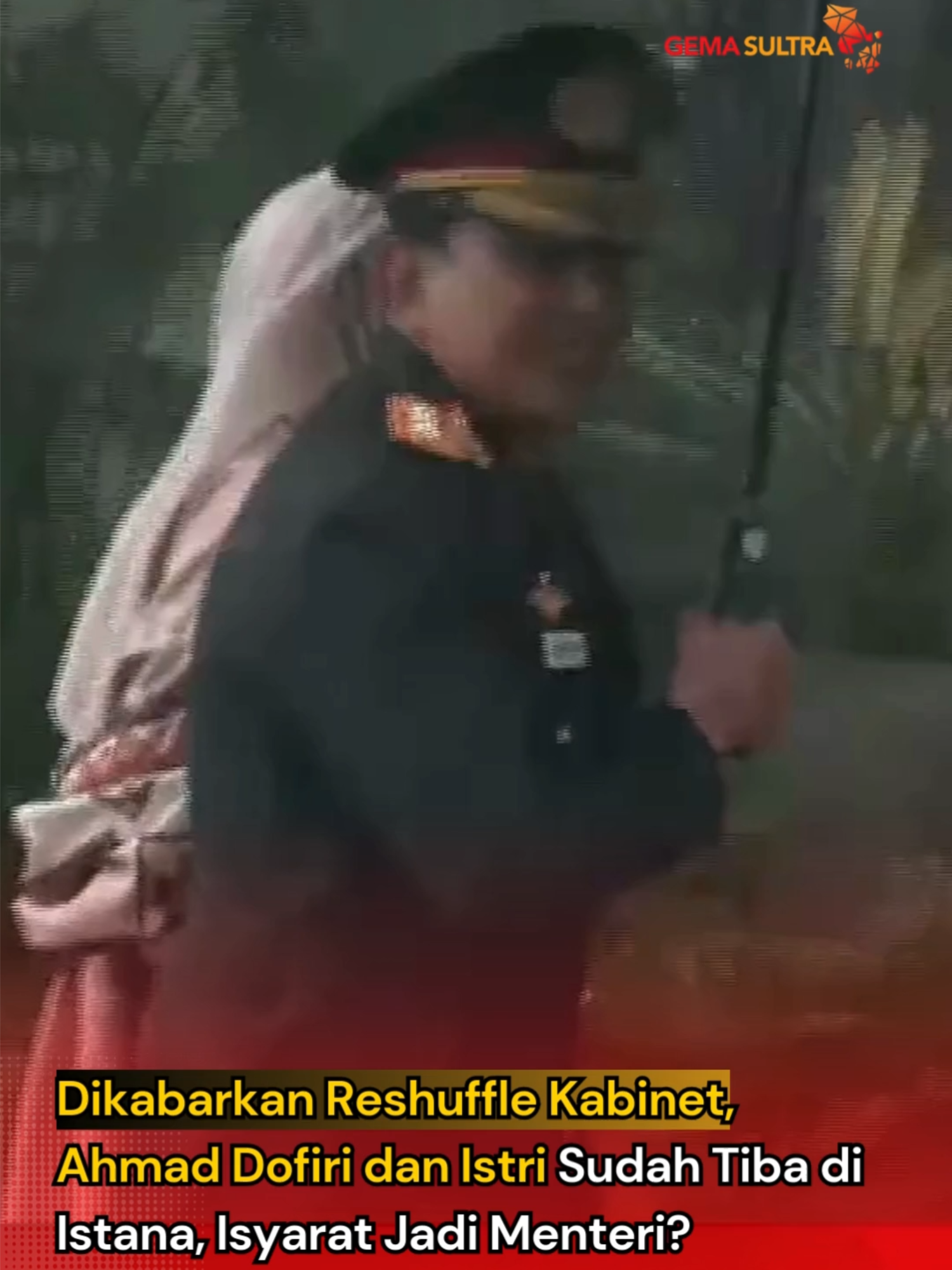 Presiden Prabowo Subianto dikabarkan bakal melakukan reshuffle jajaran Kabinet Merah Putih di Istana Negara, Jakarta Pusat, Rabu (17/9/2025). Sejumlah kursi di kabinet diketahui masih kosong, dan beberapa nama baru dari kalangan politisi maupun non-politisi disebut-sebut akan masuk untuk mengisi posisi tersebut. Pantauan terbaru, Ahmad Dofiri bersama istrinya terlihat hadir di Istana Negara. Kehadirannya menimbulkan spekulasi bahwa mantan Wakapolri tersebut menjadi salah satu kandidat kuat yang akan dilantik dalam reshuffle kali ini. Hingga saat ini, awak media masih menunggu pengumuman resmi dari Presiden Prabowo terkait nama-nama menteri baru. sumber 🎥 : KompasTV #gemasultra #kabinetmerahputih #ahmaddofiri