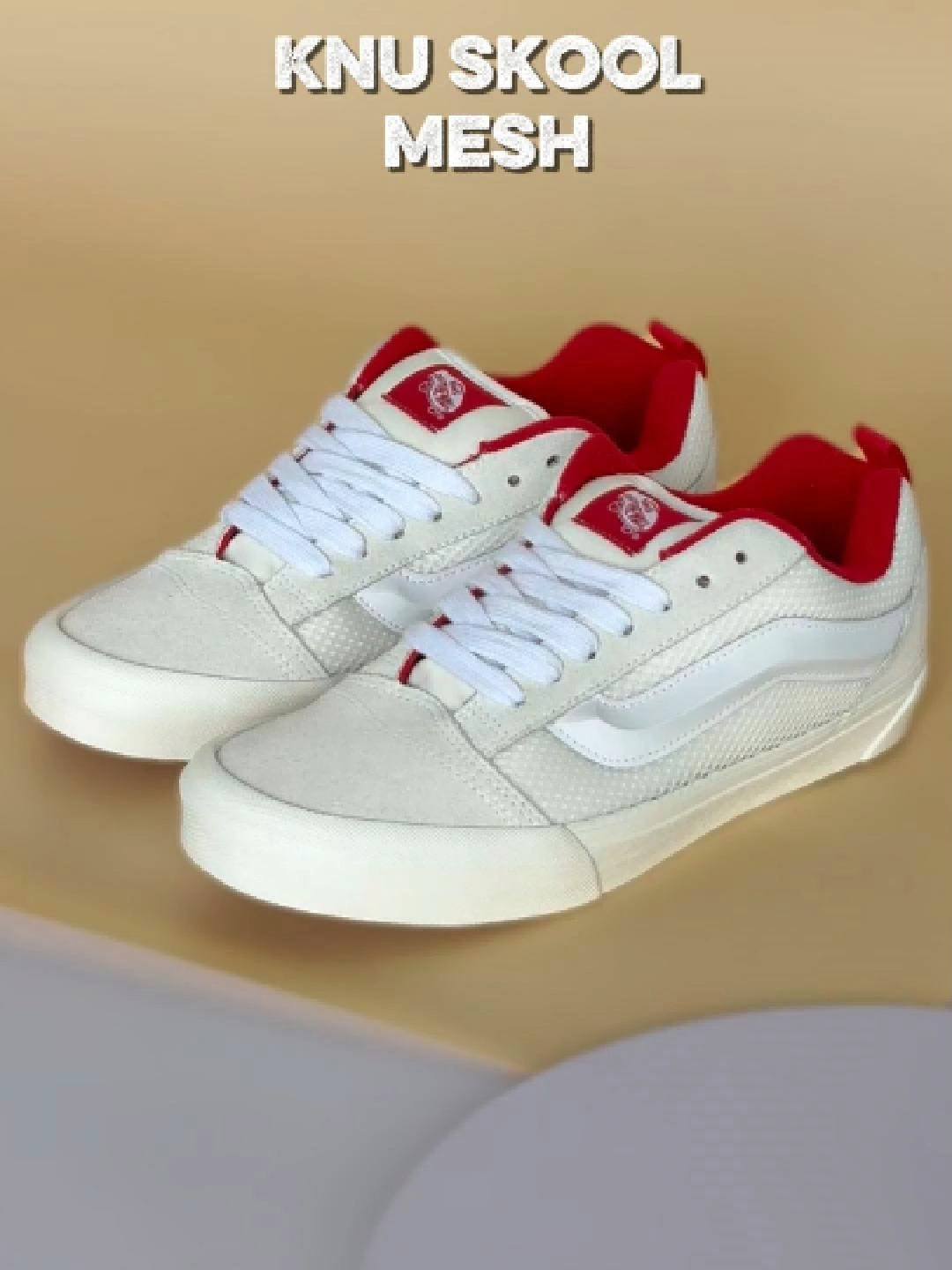 Bé “mụp” Knu Skool tiếp tục xuất hiện với sắc trắng ngà điểm xuyến đỏ nổi bật, cùng dải logo Sidestripe 3D ẩn hiện tinh tế trên thân giày! #giaysneakerbuzzvans #vansknuskool #vansoutletkhamthien