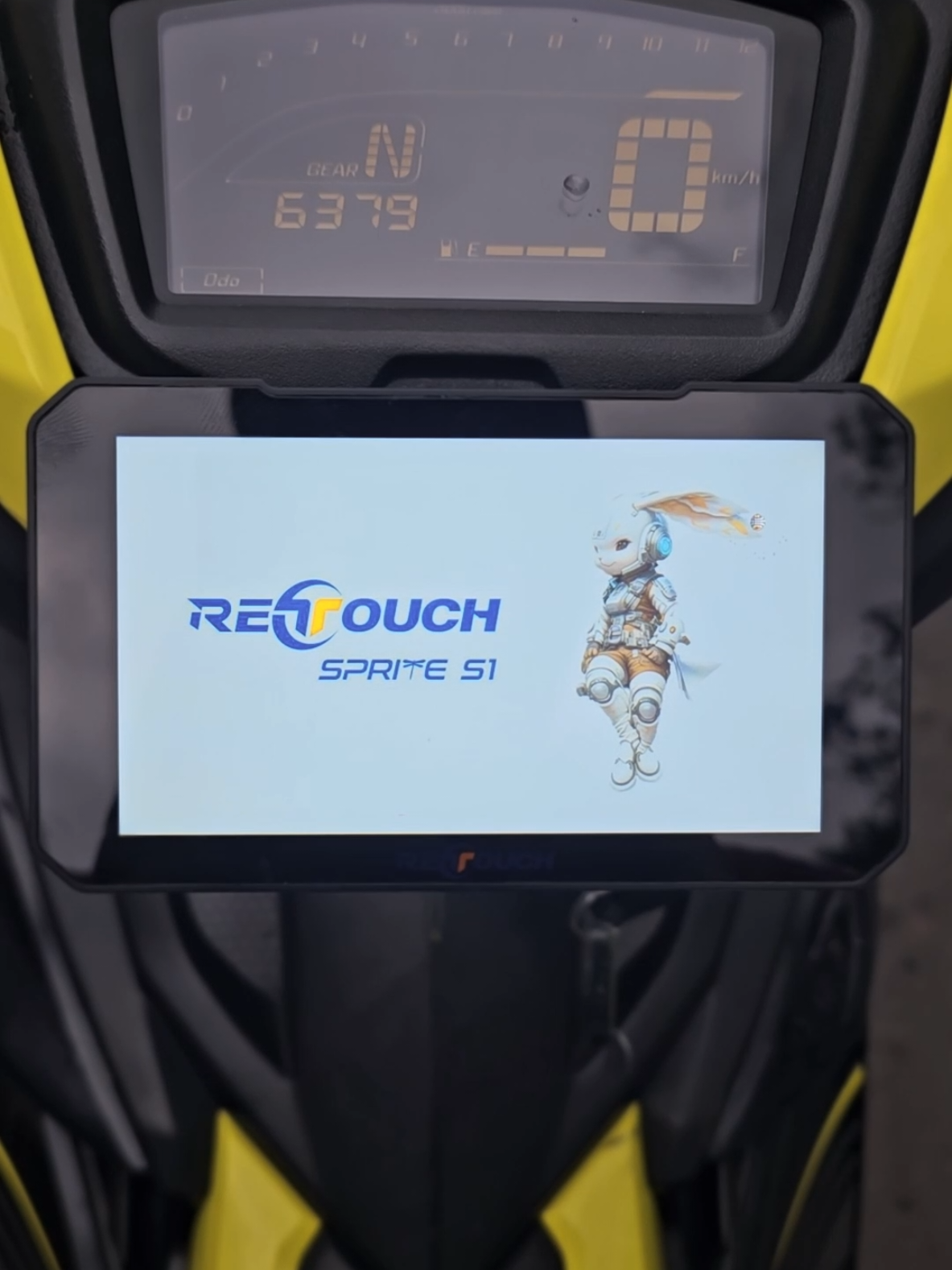 Retouch Sprite S1 full set. Layar pintar untuk sepeda motor dan kendaraan listrik. Retouch Sprite S1 yang digunakan untuk membantu merekam keadaan jalan saat berkendara agar lebih aman, nyaman dan lebih stylish.  Garansi 1 tahun untuk Riding System! Cocok buat touring maupun daily ✅️5.00 inch IPS touch screen dengan resolusi 1440*720 ✅️Kamera AHD 1080 dengan sensor CMOS 30 FPS ✅️Split screen menampilkan visual tangkapan video dari kamera dan naviasi secara bersamaan ✅️Tire Pressure Sensor ✅️Android play and Car play Connectivity ✅️IP67 Waterproof ✅️Include memory card 64Gb ✅️Garansi 1 Tahun #retouch #retouchindonesia #spriteS1 #dashcam #automotormakassar 