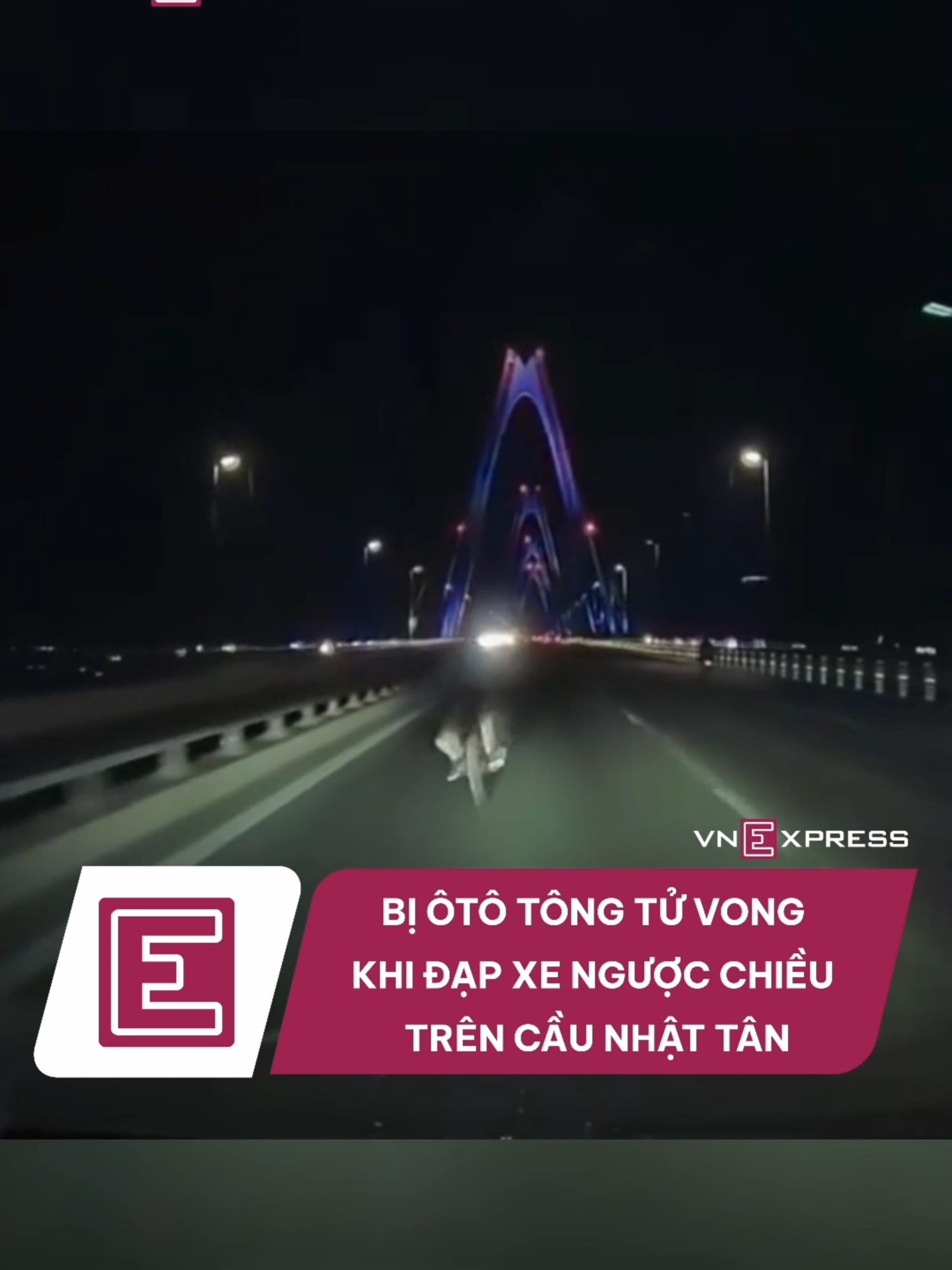 Hà Nội: Người đàn ông trung niên bị ôtô tông tử vong khi đạp xe ngược chiều trên cầu Nhật Tân bắc qua sông Hồng, nối quận Tây Hồ với huyện Đông Anh cũ. #vnexpress #tiktoknews #vne #giaothong