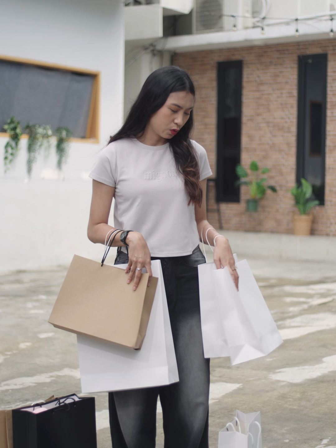 Abis belanja banyak? No worries! Kalau naik GrabCar Plus dijamin mobil tetap lega, AC adem, and comfy! Gini mah, udah pasti #TerlanjurNYAAHMAN sih~