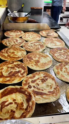 #paratha #crispy #meradesrestsurant #alqouzmall #pakistanicousine 