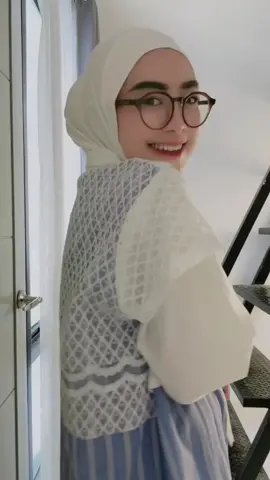 Suka banget sama bergo basic kaya gini tapi bahan nya tuh rayon cooltech yang mirip sama pashmina nya, yang lembut lentur dan adem.. bisa dipake daily atau pun olahraga.. yg mau samaan bisa klik keranjang kuning aku yah ✨💖 #bergorayon #bergokaos #hijabinstan #sheevahijab #outfit 