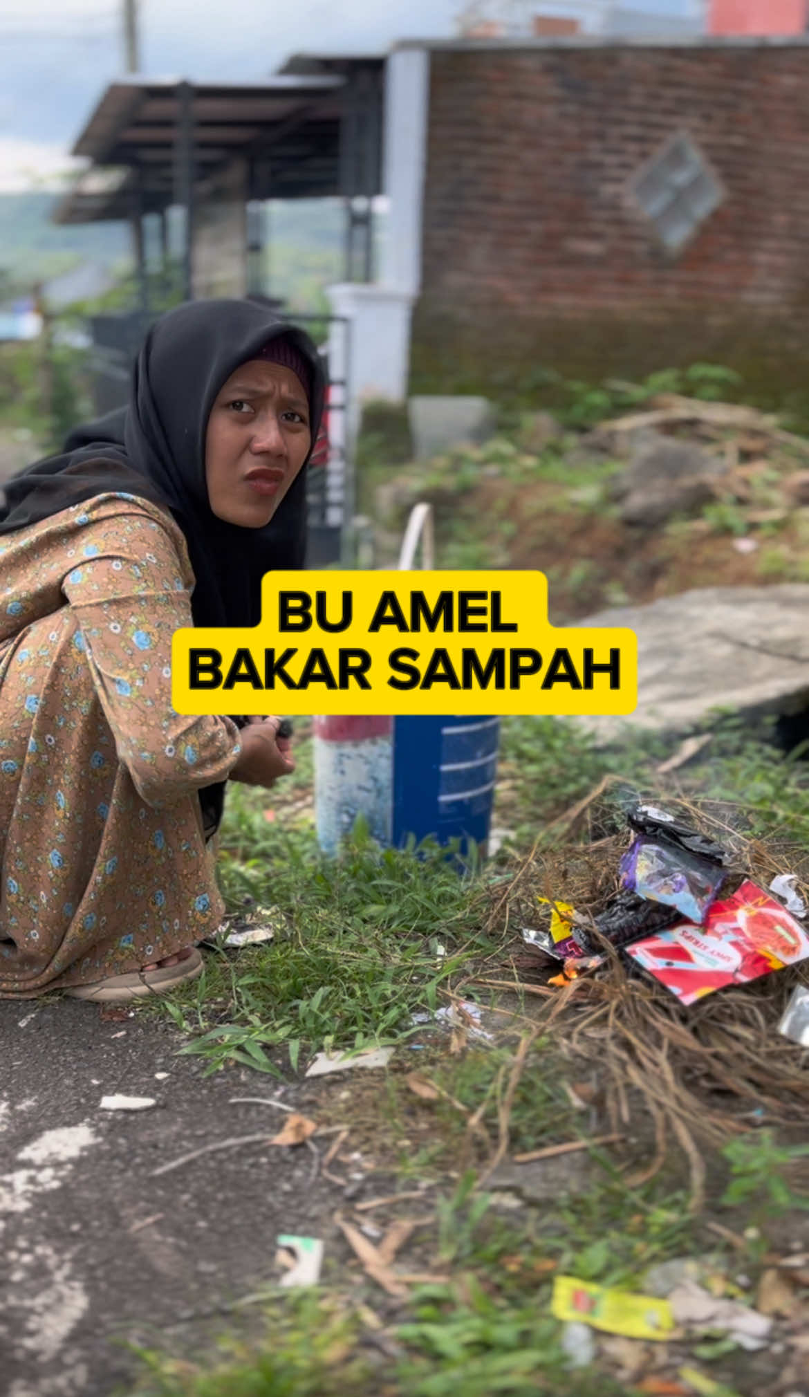 Bu Amel Bakar Sampah #komedi #lucu #buamel 