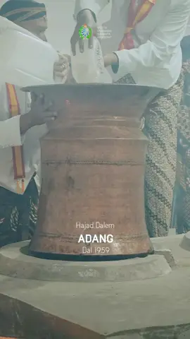 kanca #kratonsolo , Serangkaian peringatan maulid Nabi Muhammad SAW terkhusus di tahun Dal ini Karaton Kasunanan Surakarta Hadiningrat menggelar prosesi HajadDalem Adang Dal 1959 di KagunganDalem Pawon Gondorasan. Prosesi upacara yang hanya digelar saat tahun Dal atau 8 tahun sekali dalam perhitungan jawa ini menjadikan prosesi ini sangat istimewa.  Berikut dokumentasi selengkapnya.  —— @pakoeboewono.13  Video : Tim Digital Media Center KKSH #Adang  #tahunDal  #kratonsurakarta  #iniindonesia 