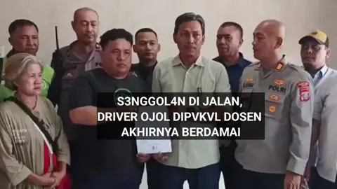 Seorang driver ojek online (ojol) menjadi korban peng4ni4y44n yang diduga dilakukan oknum dosen salah satu perguruan tinggi swasta di Medan, Rabu (17/9/2025). Akibatnya, driver ojol yang diketahui bernama Ricardo itu mengalami lvka pvkvlan di bagian w4j4h hingga mengeluarkan d4r4h di bagian hidvng. Menurut Kabid URC Godams, Irfan, insiden itu terjadi saat kemacetan terjadi di kawasan Komplek MMTC. Saat itu, Ricardo mengemudikan sepeda motornya masih berada di Marka jalan. Tiba-tiba, mobil Rush hitam bernomor polisi BK 1766 FF meny3nggol sepeda motor driver hingga terjvngkal. Tak cuma itu, pengemudi mobil yang disebut-sebut merupakan dosen itu juga mem4ki Ricardo. Setelah aksi kejar-kejaran berlangsung, mobil dosen pun berhasil dihentikan dan kembali terlibat cekcok yang tak berujung. Bersama sesama ojol, Ricardo kemudian membuat laporan ke Polsek Medan Tembung. 