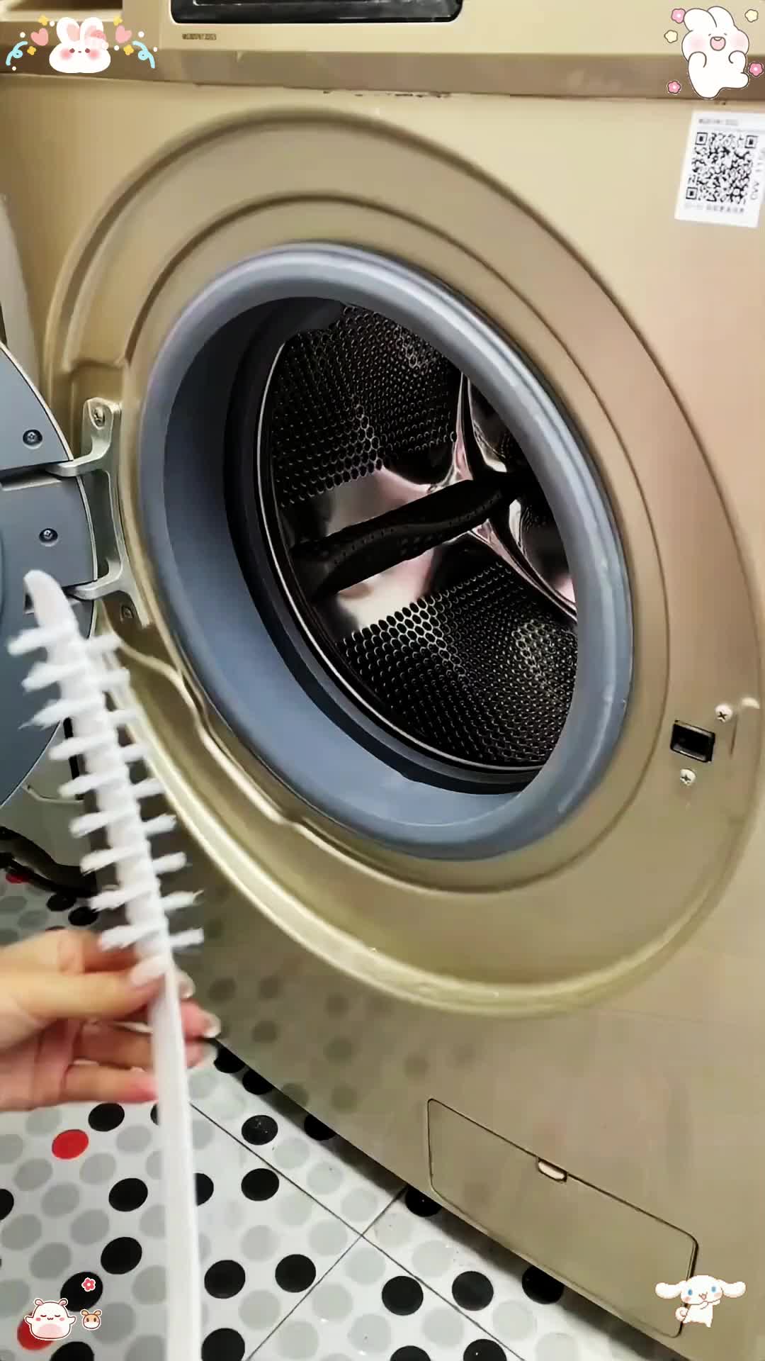 Sử dụng cọ làm sạch này để lau thùng máy giặt thật tiện lợi quá! Nó có thể dùng cho bất kỳ máy giặt nào, lau sạch hoàn toàn và rất dễ sử dụng! 