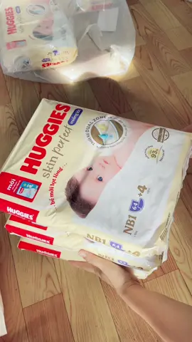 Tiết kiệm hơn với combo 3 gói miếng lót sơ sinh Huggies skin perfect NB64/ NB108. Mom vào giỏ hàng chọn loại lớn/ nhỏ nha! #huggies #mebe #xuhuong #trending #mienglotsosinhhuggies 