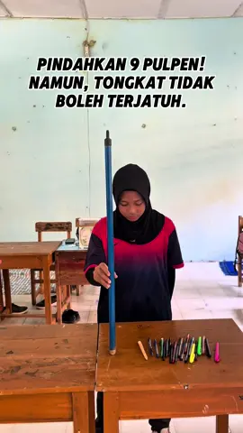 Pindahkan 9 pulpen, tetapi tongkat tidak boleh terjatuh! #icebreaking #guru #siswa #tongkat 