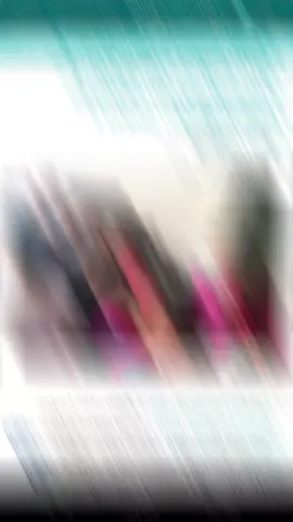 Ciamis – Kejaksaan Negeri (Kejari) Ciamis resmi menetapkan empat orang sebagai tersangka dalam kasus dugaan tindak pidana korupsi pembangunan unit sekolah baru (USB) SMKN 1 Cijeungjing, Kabupaten Ciamis, tahun anggaran 2023. Penetapan tersangka disampaikan langsung oleh Kepala Kejari Ciamis, Raden Sudaryono, S.H., M.H., dalam konferensi pers, Rabu (17/9/2025). Menurut Raden, penetapan tersangka dilakukan setelah tim penyidik bidang tindak pidana khusus Kejari Ciamis melakukan serangkaian pemeriksaan. Sedikitnya 27 saksi telah dimintai keterangan, termasuk dari pihak Dinas Pendidikan Provinsi Jawa Barat, penyedia jasa konsultan, perencana, dan pengawas. “Selain itu, kami juga meminta keterangan ahli fisik dari Politeknik Negeri Bandung dan melakukan pengecekan langsung di lokasi pembangunan,” ujar Raden Sudaryono. Penyidik juga menggandeng BPKP Provinsi Jawa Barat untuk menghitung potensi kerugian negara. Dari hasil perhitungan ditemukan kerugian sebesar Rp2.771.391.000. “Dari hasil tersebut, telah terpenuhi minimal dua alat bukti yang cukup untuk menetapkan tersangka,” tegasnya. Empat tersangka yang ditetapkan masing-masing berinisial EK selaku Pejabat Pembuat Komitmen (PPK) di Dinas Pendidikan Provinsi Jawa Barat, JP selaku kontraktor pelaksana, serta S dan IS selaku konsultan pengawas proyek. Mereka diduga melanggar Pasal 2 ayat 1, Pasal 3, Pasal 18 UU RI Nomor 31 Tahun 1999 tentang Pemberantasan Tindak Pidana Korupsi sebagaimana telah diubah dengan UU Nomor 20 Tahun 2001, juncto Pasal 55 ayat 1 ke-1 KUHP. Terhadap para tersangka, penyidik Kejari Ciamis langsung melakukan penahanan selama 20 hari. “Penahanan ini dilakukan untuk kepentingan pemeriksaan lebih lanjut,” kata Raden. Kasus dugaan korupsi pembangunan USB SMKN 1 Cijeungjing ini menjadi sorotan lantaran proyek sekolah yang diharapkan bisa menunjang dunia pendidikan justru berujung pada kerugian negara miliaran rupiah. Kejari Ciamis memastikan proses hukum berjalan sesuai aturan dan transparan. #kejariciamis#lewatberandafyp #fyppppppppppppppppppppppp 