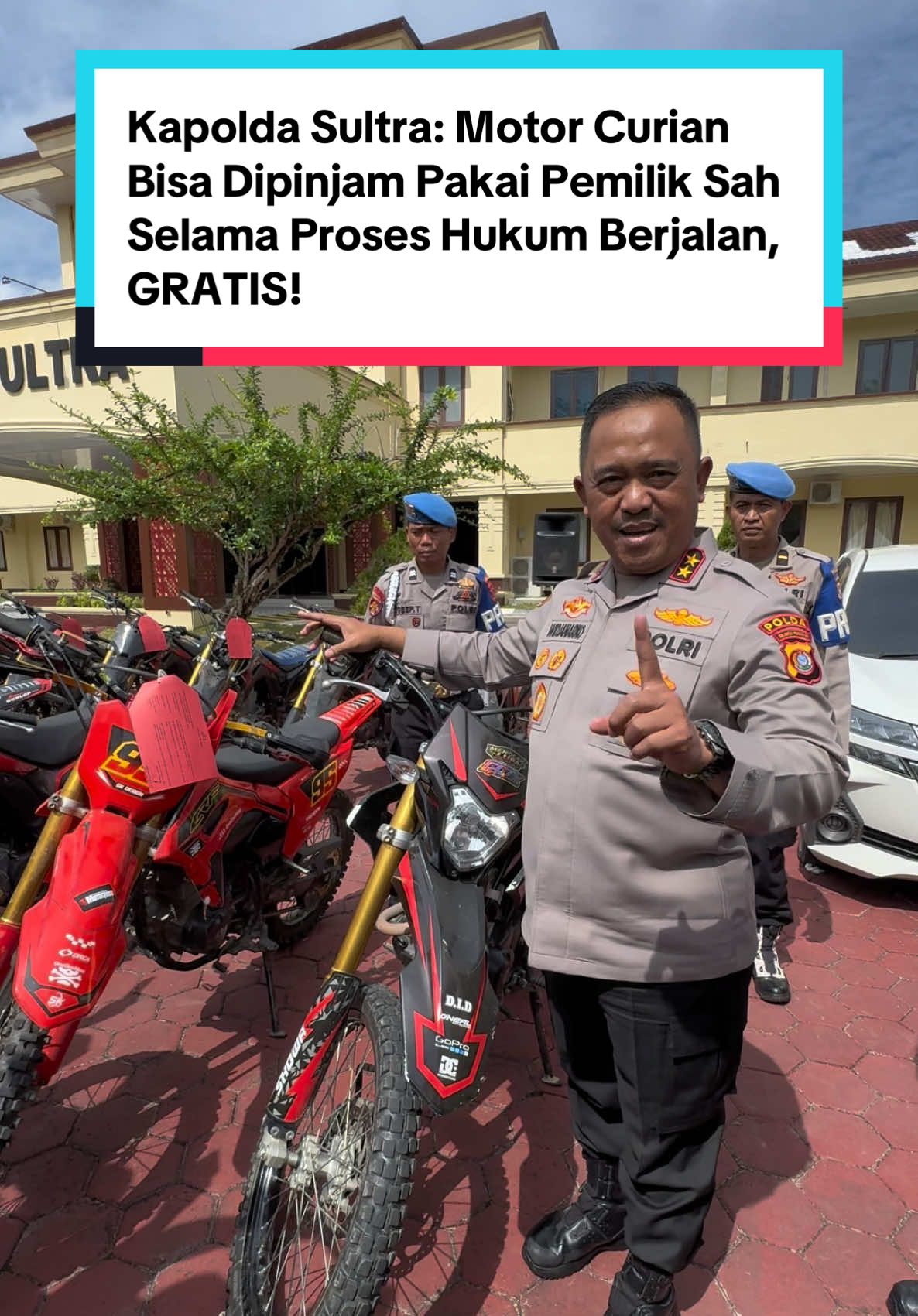 KENDARI – Kapolda Sulawesi Tenggara (Sultra) Irjen Pol Didik Agung Widjanarko menyampaikan bahwa setiap barang bukti hasil tindak pidana yang berhasil diamankan kepolisian akan diproses sesuai prosedur hukum dan dikembalikan kepada pemilik sahnya. Khusus untuk kendaraan bermotor dan laptop hasil curian yang saat ini diamankan, pemilik dapat mengambil kembali kendaraannya melalui mekanisme pinjam pakai selama proses hukum berjalan hingga selesai di persidangan tanpa dipungut biaya apapun. “Kepada masyarakat yang ingin mengambil motornya, silakan datang ke Ditreskrimum Polda Sultra dengan membawa surat-surat dan bukti kepemilikan. Kendaraan akan kami pinjam pakaikan selama proses penyelesaian kasus tanpa dipungut biaya,” ujar Irjen Pol Didik saat konferensi pers di depan Mako Polda Sultra, Rabu (17/9). Kebijakan tersebut diambil agar masyarakat yang menjadi korban tindak pidana tetap dapat menggunakan kembali kendaraannya tanpa harus menunggu selesainya proses persidangan. #poldasultra #kapolda #curanmor #sulawesitenggara #fyp @ditreskrimum.poldasultra @Bidhumas.poldasultra 