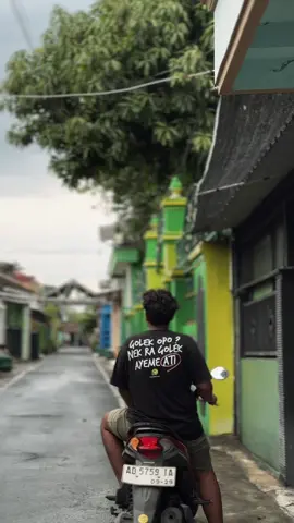 Ngecemes bar udan  . . . . . . . . . . . Kaos ready stock di etalase profil 🫡 #quote #quotesjowo  #kaoskatakata #kaoskatakatakeren  #rasakanresahku 
