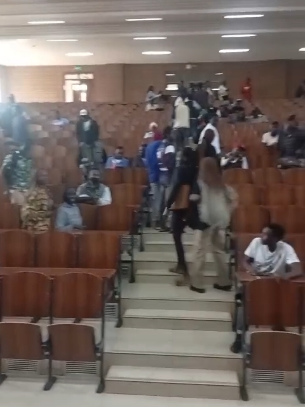 UoN lecturer sends students home due to ongoing lecturers' strike. 📹 More videos available on my WhatsApp channel – check the link in my bio. #lecturesstrike #Uon  #comrade .