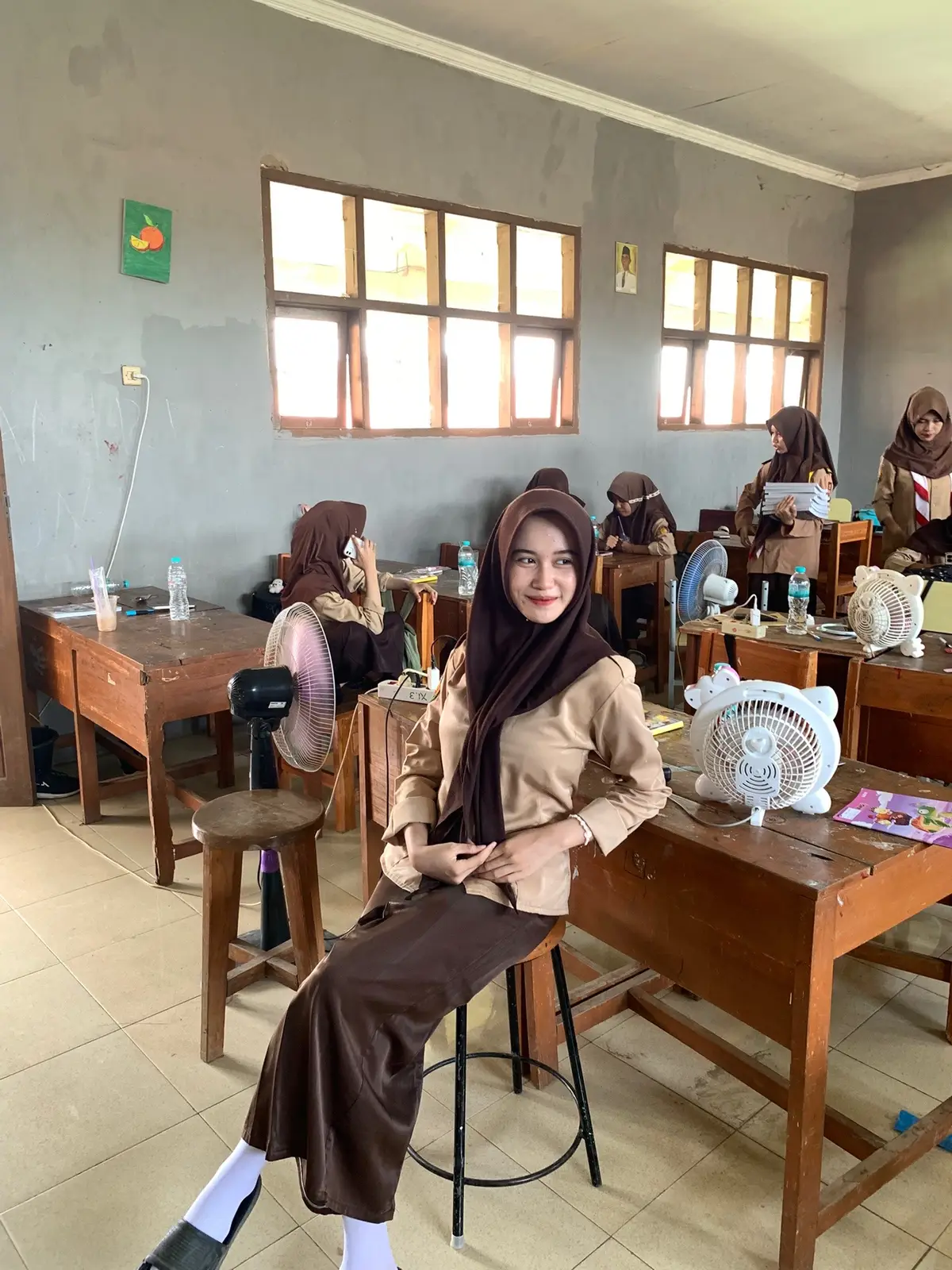 Bahan-bahan  2 butir Telur sedikit Garam sedikit Kaldu jamur non msg 4 sdm Air 8 buah tusuk sate Cara Membuat 1 Pecahkan 2 butir telur 2 Tambahkan garam dan kaldu jamur merang non msg 3 Siapkan minyak panas di wajan yang cekung, tidak perlu minyak banyak ya 4 Masukan adonan Telur ke minyak panas dan langsung tempelkan tusukan sate lalu gulung dengan perlahan menempelkan tusuk sate ke pinggiran wajan 5 Angkat, tiriskan dan sajikan