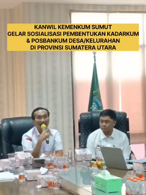 Tingkatkan Akses Keadilan bagi Masyarakat, Kanwil Kemenkum Sumut  Gelar Sosialisasi Pembentukan Kadarkum & Posbankum Desa/Kelurahan di Provinsi Sumut Medan - Pada kesempatan yang baik ini, saya sebagai Kepala Kantor Wilayah Kementerian Hukum Sumatera Utara menyampaikan apresiasi yang setinggi tingginya atas terselenggaranya kerja sama dan sinergitas antara Dinas Pemberdayaan Masyarakat dan Desa Provinsi Sumatera Utara dengan Kantor Wilayah Kementerian Hukum Sumatera Utara  dalam  rangka mewujudkan hukum yang berkeadilan melalui restorative justice sebagai upaya penanganan permasalahan hukum di tengah masyarakat. Hal ini disampaikan oleh Kepala Kantor Wilayah Kementerian Hukum Sumatera Utara, Ignatius M.T. Silalahi saat memberi sambutan kegiatan Rapat dan Sosialisasi Pembentukan Kelompok Keluarga Sadar Hukum ( Kadarkum ) dan Pos Bantuan Hukum ( Posbankum ) Desa/Kelurahan di Sumatera Utara bertempat di Dinas Pemberdayaan Masyarakat dan Desa, Kependudukan dan Catatan Sipil Provinsi Sumatera Utara, Rabu 17 September 2025. Lebih lanjut, Kakanwil menyampaikan sejalan dengan hal tersebut pemerintah sangat menyadari dalam permasalahan-permasalahan hukum yang muncul seyogianya dapat diselesaikan dengan pendekatan win-win solution yang kita kenal dengan Restoratif Justice dan dengan tetap mempertahankan budaya musyawarah mufakat yang terdapat dalam masyarakat kita.  Hal ini tentu sejalan dengan misi Presiden Republik Indonesia Prabowo Subianto dan Wakil Presiden Gibran Rakabuming Raka  yang tertuang dalam asta cita antara lain yaitu: (1) Memperkokoh ideologi Pancasila, demokrasi, dan hak asasi manusia (HAM); (2) Memperkuat reformasi politik, hukum, dan birokrasi, serta memperkuat pencegahan dan pemberantasan korupsi dan narkoba; (3) Memperkuat penyelarasan kehidupan yang harmonis dengan lingkungan, alam, dan budaya, serta peningkatan toleransi antarumat beragama untuk mencapai masyarakat yang adil dan Makmur. 