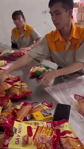 Đóng gói sản xuất bánh kẹo 