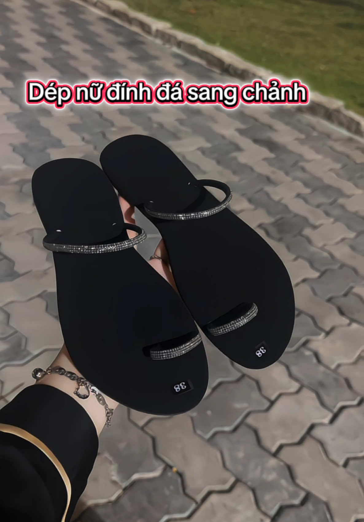 Dép đính đá xinh năm nay hottrend #depxinh #depdinhda #depnu #deptet #dephottrend 