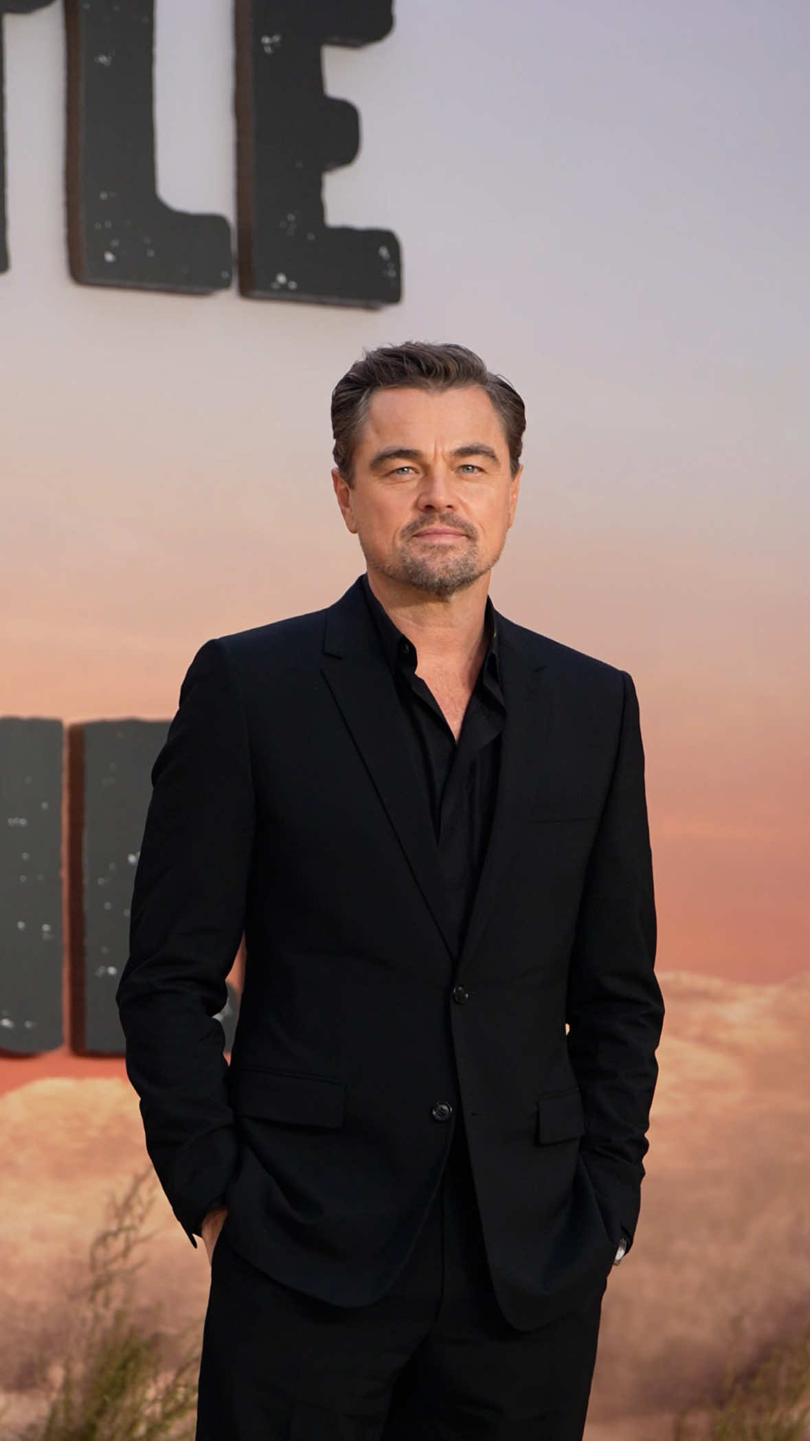 Che Leonardo DiCaprio creda in questo film è evidente. “One Battle After Another” è uno specchio della società di oggi, estremamente divisa, dice nelle interviste l’attore premio Oscar, ma per questo da analizzare e da raccontare. E Leo, per presentare al mondo la nuova pellicola in cui è uno dei protagonisti con Sean Penn e Benicio del Toro, si sta spendendo completamente. Stavolta a Londra, dove ieri sera, martedì 16 settembre 2025, ha presenziato insieme al cast alla première all’Odeon Luxe nel cuore di Leicester Square. E tra i fan, i fotografi e le stelle del cinema, la più luminosa è ovviamente la sua, acclamata come sempre e attesissima. Leo si presenta in tutto il suo consueto fascino sul red carpet del film, indossando un look total black con un completo con giacca monopetto e pantaloni slim e occhiali da sole neri. Vi piace?  [📹 Getty Images] #whoopsee #leonardodicaprio #onebattleafteranother #london 