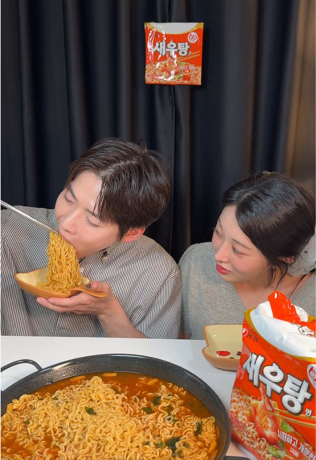 (광고) 랜덤도구 먹방 ㅋㅋㅋㅋㅋㅋ   더 시원하고, 더 개운한 새우탕 봉지면으로도 출시되었다구요!🦐   • 깊은 새우 풍미에 후첨분말스프를 넣어 더 시원하고 깔끔해진 국물맛 • 건새우, 어포, 건미역, 당근 풍성한 건더기 • 국물이 잘 배는 쫄깃한 면발   가까운 마트에서 구매 가능!   #새우탕면 #새우탕 #농심 #nongshim #인생을맛있게 