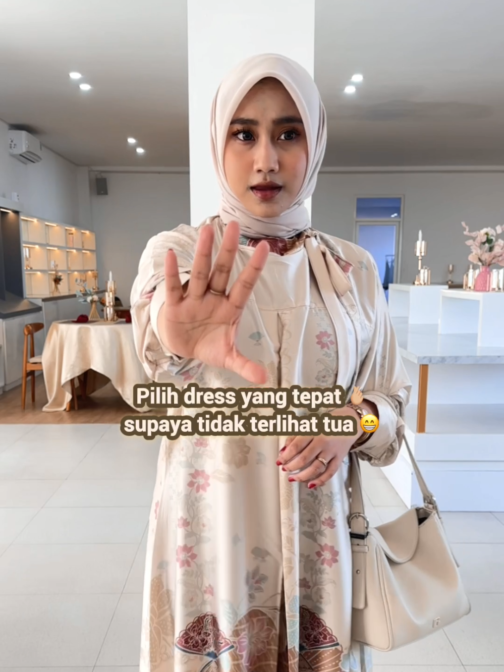 Salah pilih dress bisa bikin kamu kelihatan lebih tua 😅 Tips biar tetap awet muda & anggun: ✔️ Warna kalem ✔️ Motif modern ✔️ Bahan jatuh & premium Cek koleksi Shirin Zein Indonesia — dress muslimah elegan, affordable, dan kualitas premium 🧕✨ #fyp #relatable #dressmuslimah #fashionhijab #dresskondangan 