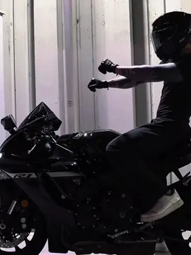 🖤 #yamahar1 #biker #bikelover #BookTok #motorcycle @lxupnxir 