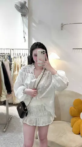 Đừng vội trách bản thân vì đi chậm. Vì ngay cả bông hoa cũng cần đúng mùa mới nở 🖤