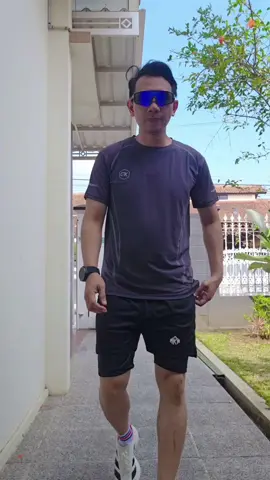 Latihan jadi lebih percaya diri saat kaos dan celana serasi! Bukan cuma nyaman, tapi juga bikin gaya makin sporty. Ayo, siap bergerak dan tampil keren di setiap langkahmu!