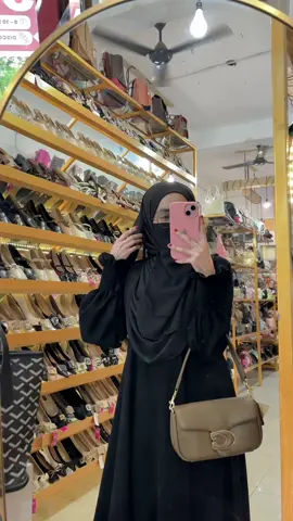 hijab instan sat-set tapi tetap kelihatan rapi & cantik.  btw aku lagi pake warna black.🖤