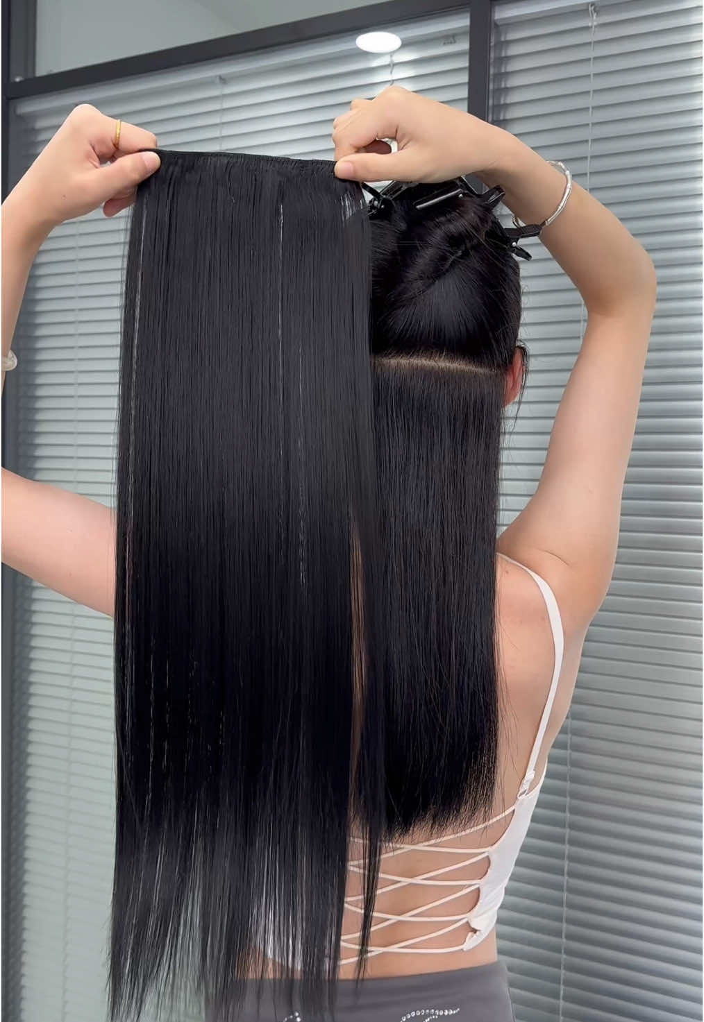 They’re also heat resistant 🧸#straighthair #hair #blackhair #shinyhair #clipinextensions #hairextensions #girls #hairtok #foryoupage 