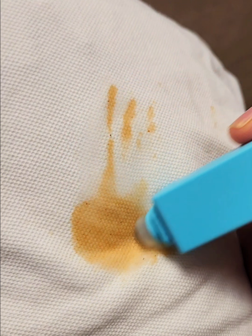 Ça m'arrive tout le temps 😭 #avantapres #astuce #stainremover #portablecleaner #gadget 