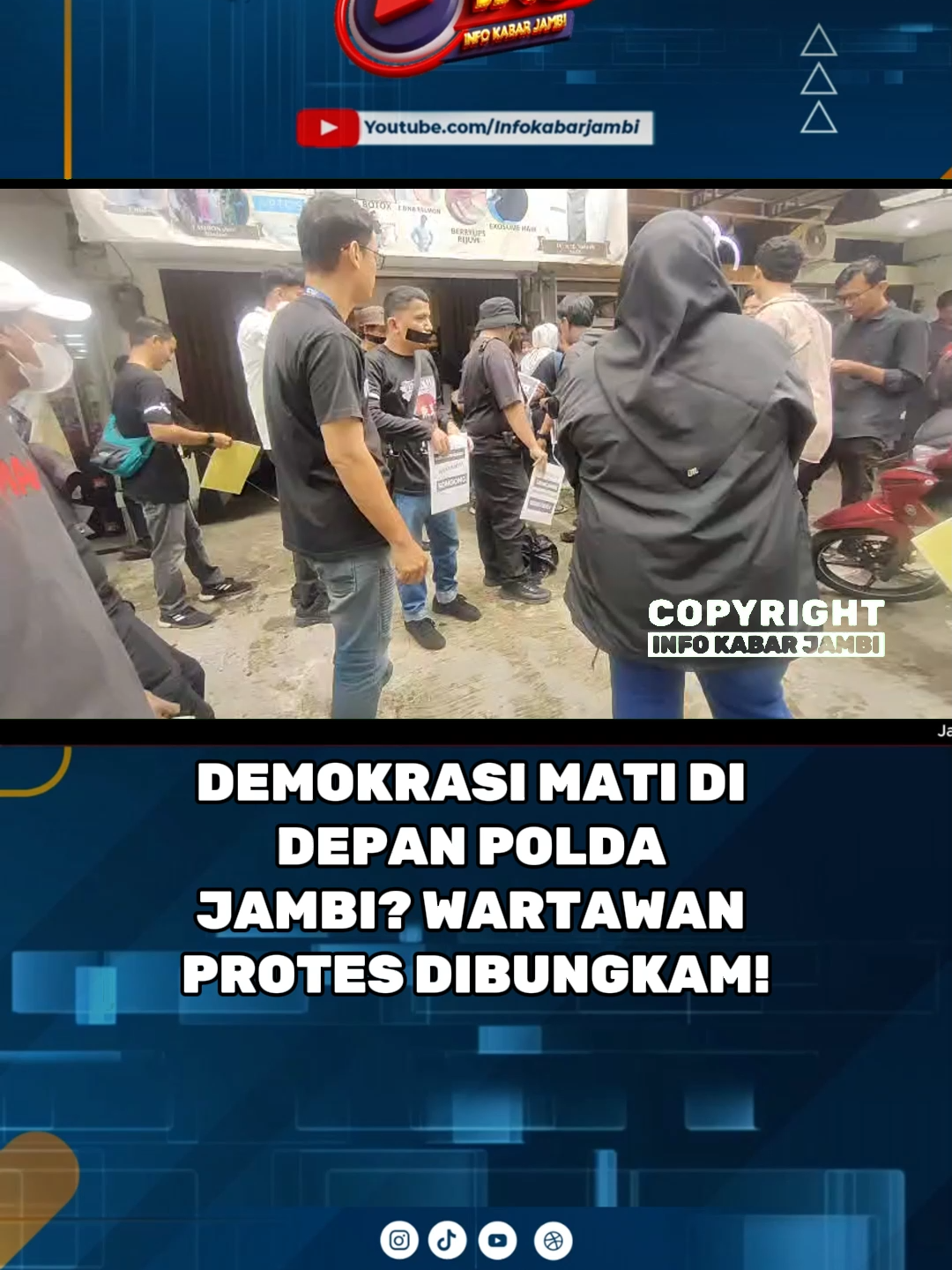 Puluhan wartawan di Jambi menggelar aksi diam di depan Mapolda Jambi, Rabu (17/9/25). Dengan pakaian serba hitam dan mulut dilakban, mereka memprotes penghalangan liputan saat kunjungan kerja Komisi III DPR RI di Polda Jambi. Empat tuntutan dilayangkan: 1️⃣ Polisi yang menghalangi liputan diproses hukum. 2️⃣ Kapolda Jambi minta maaf terbuka. 3️⃣ Komisi III DPR RI minta maaf. 4️⃣ MKD periksa rombongan Komisi III. Aksi ini menjadi simbol matinya demokrasi ketika pers dibungkam. Namun hingga akhir aksi, Kapolda Jambi tak juga muncul menemui wartawan. 👉 Bagaimana nasib kebebasan pers di Jambi? Saksikan selengkapnya di video ini!