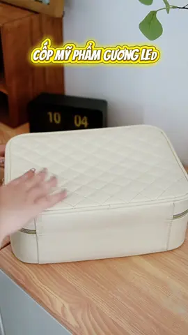 Chân ái mà đựng được nhiều đồ lắm luôn 