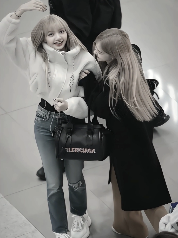 cute blonde couple🐿️🐥 #rosé #lisa #chaelisa