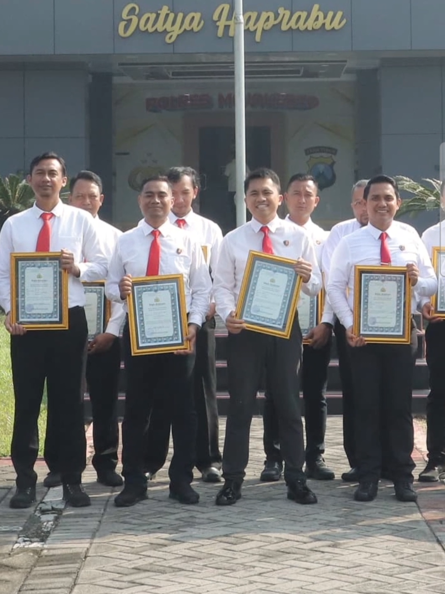 Inilah tim pengungkap kasus (Tiara Angelina Saraswati dan Alvi Maulana di Pacet, Mojokerto. Mereka berbagi tugas sesuai kualifikasinya masing-masing. Dipimpin langsung Kasat Reskrim Polres Mojokerto AKP Fauzy Pratama. Ditambah lagi Unit K9 Ditsamapta Polda Jatim, relawan serta doa seluruh masyarakat. #mamatonduty