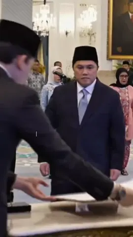 Presiden Prabowo Subianto resmi melantik Erick Thohir sebagai Menteri Pemuda dan Olahraga (Menpora) di Istana Negara, Jakarta Pusat, Rabu  17 September 2025 Erick menggantikan Dito Ariotedjo yang dicopot pada 8 September lalu. Posisi Menpora pun sempat kosong selama kosong. Dipanggil Prabowo ke Istana, Erick Thohir Bakal Dilantik Jadi Menpora? Pelantikan Erick ditetapkan lewat Keputusan Presiden (Keppres) Nomor 96P Tahun 2025 tentang Pemberhentian dan Pengangkatan Menteri dan Wakil Menteri Negara 2024-2029, yang dibacakan Deputi Bidang Administrasi Aparatur Kementerian Sekretariat Negara, Nanik Purwanti. Usai pembacaan keputusan, Erick langsung mengucapkan sumpah jabatan di hadapan Presiden Prabowo. “Demi Allah saya bersumpah, bahwa saya akan setia kepada Undang-Undang Dasar Negara Republik Indonesia Tahun 1945 serta akan menjalankan segala peraturan perundang-undangan dengan selurus-lurusnya demi darma bakti saya kepada bangsa dan negara,” ucap Erick dengan lantang. “Bahwa saya dalam menjalankan tugas jabatan akan menjunjung tinggi etika jabatan, bekerja dengan sebaik-baiknya dengan penuh rasa tanggung jawab,” imbuhnya. Setelah prosesi sumpah, Erick bersama para pejabat lain yang juga dilantik menandatangani berita acara pelantikan. Acara ditutup dengan pengumandangan lagu Indonesia Raya, disusul ucapan selamat dari Presiden Prabowo serta para menteri Kabinet Merah Putih  #prabowosubianto #presidenindonesia🇮🇩 #eriktohir#menpora2025