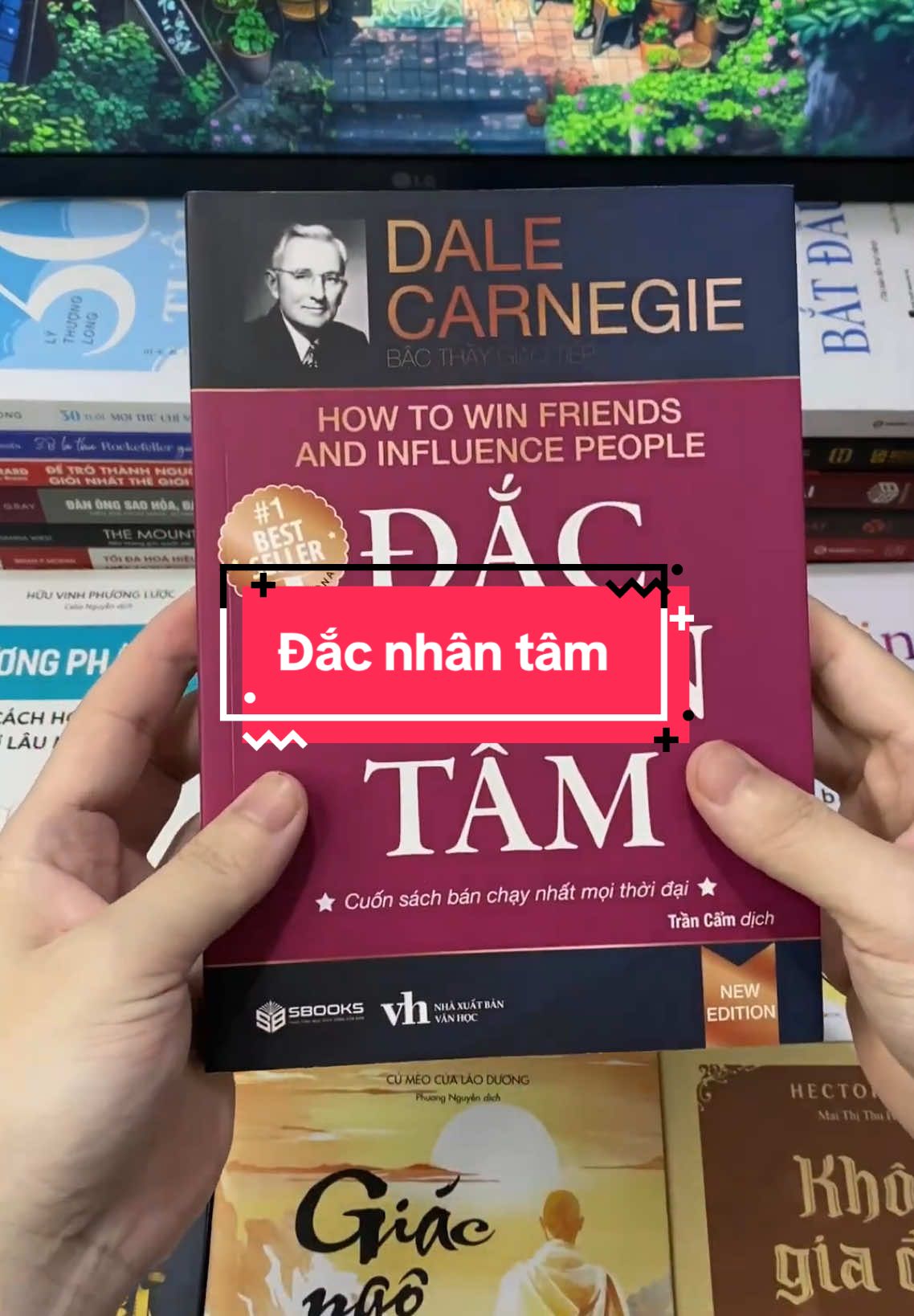 Bạn thấy mệt mỏi vì luôn bị hiểu sai? Nói ra điều gì cũng bị phản ứng ngược? Giao tiếp là một cánh cửa nếu không biết cách mở, bạn sẽ đứng mãi bên ngoài. “Đắc nhân tâm” là chìa khóa để bạn bước vào tâm trí và cảm xúc của người khác không bằng lời nói hoa mỹ, mà bằng sự chân thành, thông minh và tinh tế. Học cách khiến người khác yêu quý bạn từ những điều nhỏ nhất. #1day1bookk #moingaymottrangsach #BookTok #sachhay #trichdanhay 