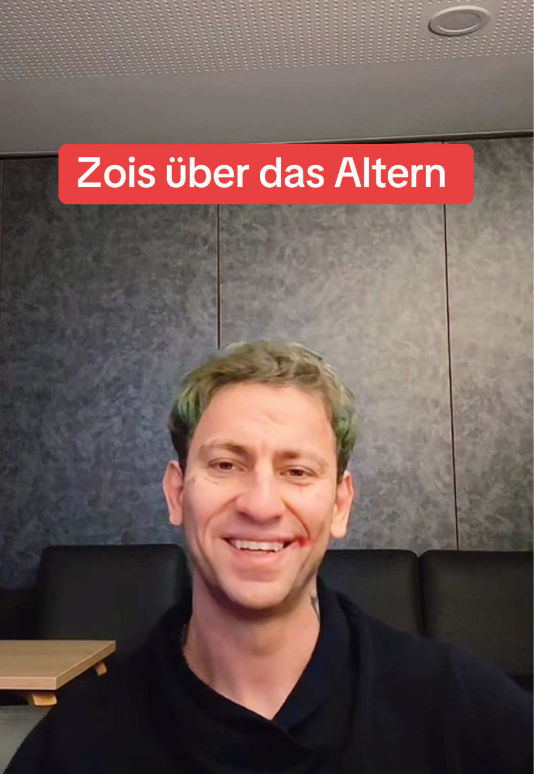 Zois weiß, die Jahre vergehen – doch Alter macht ihm keine Angst. Mit 34 lacht er über die Zeit und ist gespannt, wie er mit 40 aussehen wird 💚 #Zois #mois #joker #zet #neuanfang @Joker D. Brando 