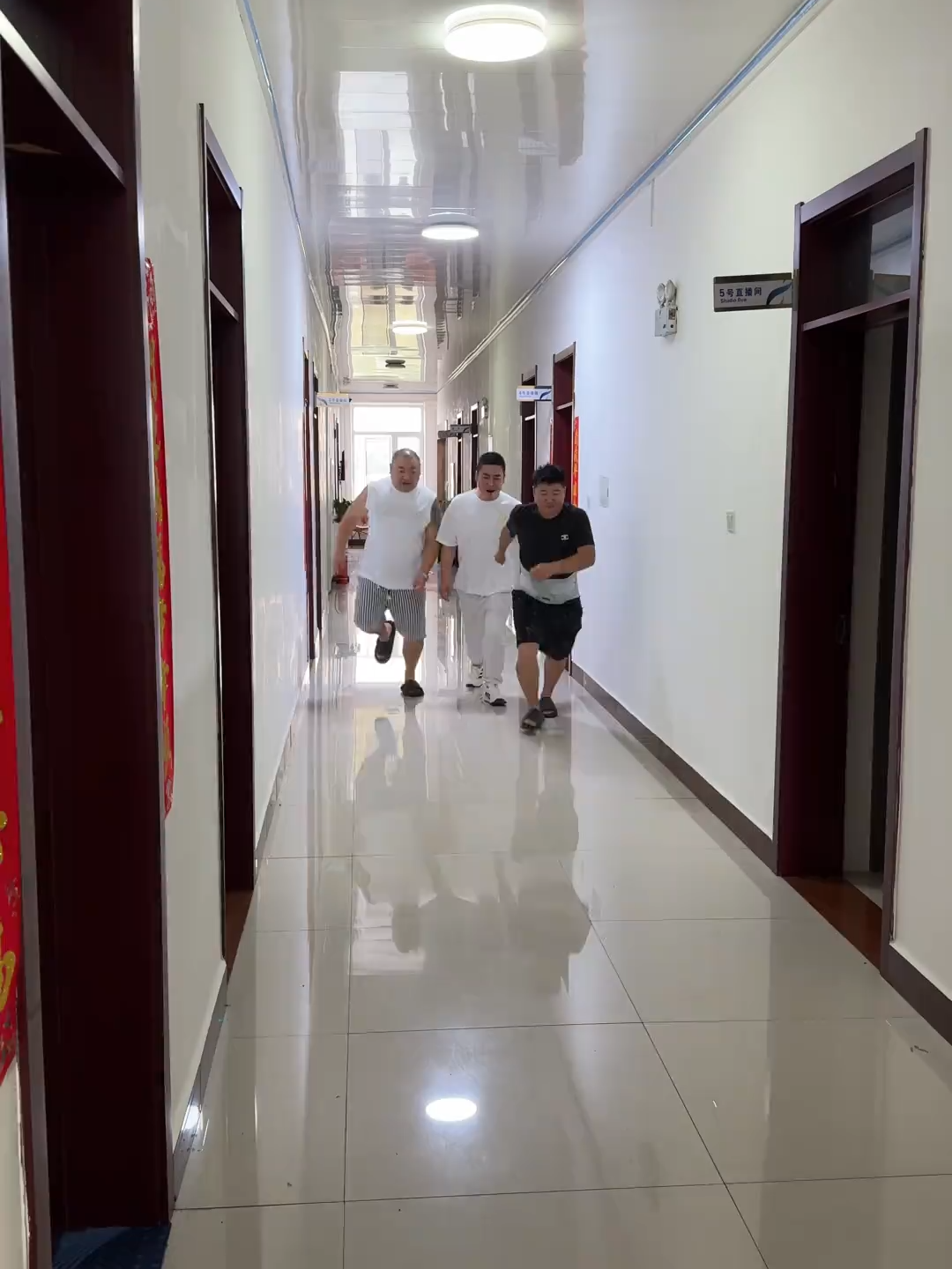 These Chinese guys were so hyped up after work, but one of them took it to the next level! Watch him accidentally jump into a crowded meeting — so embarrassing but hilarious! 😆🔥 If you love funny fails, smash that like button 👍, share with friends 🔄, and follow us for more crazy moments! Don’t forget to comment your funniest part below! 👇 #FunnyChinese #EpicFail #viraltiktokvideok #FunnyMoments #HilariousFails #OMG #Comedy #viralvideos #FailCompilation #funnyclipss #Trendin #LaughOutLoud #Oops #TikTokFails #FunnyVids #Craziness #funnyvideos😂 #funnyvideoscomedy #ChineseCreativity #mustwatch #ShareTheLaugh #MustWatc #unbelievable #fyp #africa #nigeriancomedy #chinese #chinesecomedy #laughter #funn